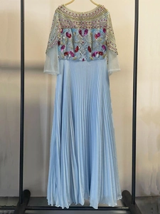 Robe longue bleu clair élégante avec broderies perlées et jupe en mousseline plissée