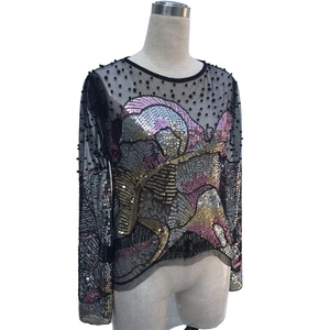 Top trasparente nero a maniche lunghe con paillettes colorate e perline decorative