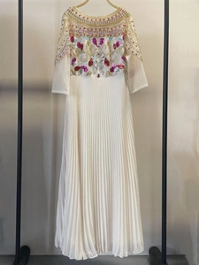 Robe longue plissée blanc cassé avec broderies florales luxueuses et sequins fins