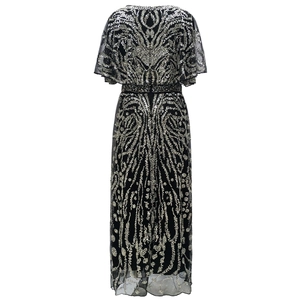 Détails de robe de soirée avec motifs géométriques en paillettes et manches à volants