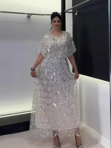 Elegante abito da sera lungo con paillettes d'argento e motivi a conchiglia