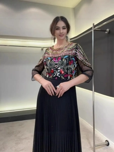 Robe élégante en mousseline plissée noire avec broderies florales en perles et paillettes