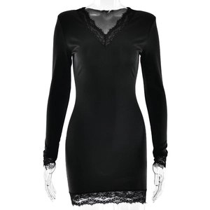 Elegante abito nero attillato a maniche lunghe con scollo a V e dettagli in pizzo fine