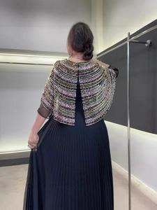 Robe longue noire plissée élégante avec cape perlée haut de gamme pour femmes