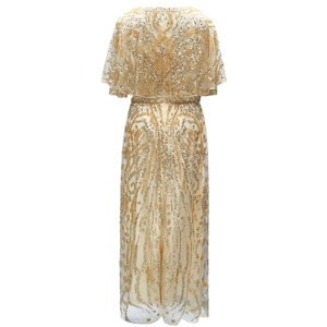 Détails d'une robe de soirée avec perlage lourd et paillettes dorées et argentées éclatantes