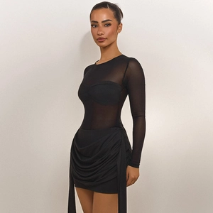 Elegantes schwarzes schulterfreies Mesh-Minikleid mit fließenden Bändern für Damen