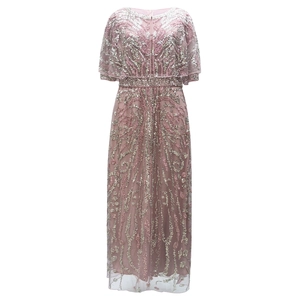 Robe de soirée rose avec broderie de paillettes, manches cape et silhouette taille ajustée