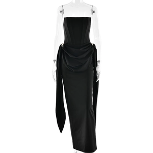 Robe longue corset noire bustier élégante avec drapage et boucles dorées chic