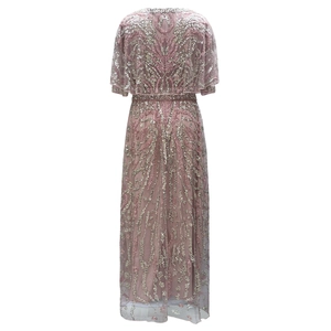 Détails de broderie de perles et de sequins sur robe de soirée rose avec cape courte