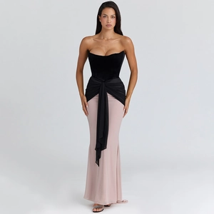 Détail d'une robe de soirée bicolore avec bustier noir et jupe longue sirène rose poudré
