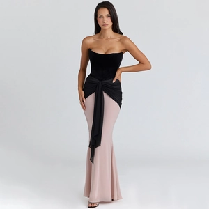 Détail d'une robe de soirée bicolore avec corsage en velours et jupe sirène rose pâle