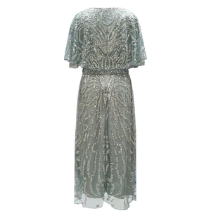 Détail d'une robe de soirée vert menthe avec paillettes argentées et manches cape dos