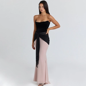 Détail de la robe de soirée bicolore avec drapé élégant en mousseline noire sur la taille