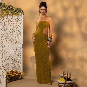 Elegante olijfgroene kanten jurk, strapless met stijlvolle uitsnijding in de taille