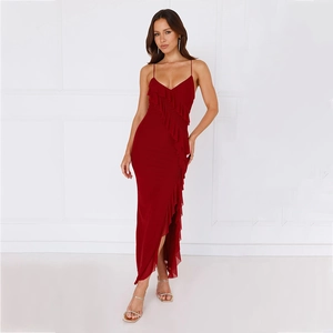 Détail de la robe dos nu rouge foncé avec volants superposés et fente haute