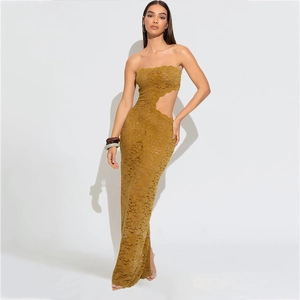 Detail van elegante mosterdgele kanten strapless jurk met taille-uitsnijding en split