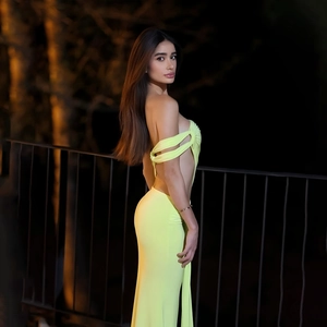Robe longue moulante vert néon dos nu avec détails découpés et col licou sexy