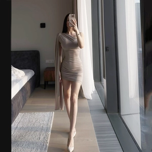 Damen Sexy Ein-Schulter Gerafftes Bodycon Mini-Kleid Mit Drapierter Schärpe Ärmelloses Asymmetrisches Party Nachtclub-Kleid