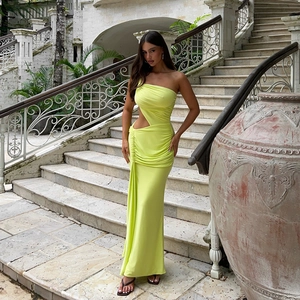 Détail d'une robe maxi asymétrique vert citron avec découpe latérale et plissage