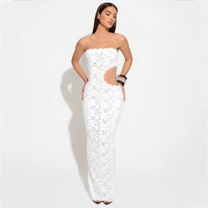 Dettaglio del ricamo in pizzo bianco e del taglio chic in vita del vestito elegante