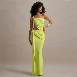 Détail de la robe asymétrique vert fluo avec découpe à la taille et texture froncée