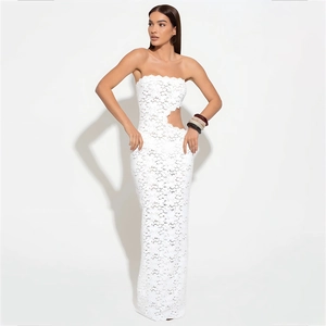 Elegante abito lungo in pizzo bianco con spalle scoperte e ritaglio in vita