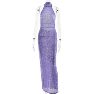 Elegante abito lungo di paillettes viola con scollo all'americana e design senza schiena