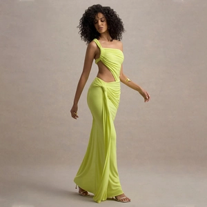 Vue détaillée de la robe asymétrique vert fluo avec découpe latérale et des fronces