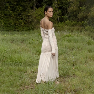 Robe longue en maille à épaules dénudées blanc crème avec détails froncés et plissés