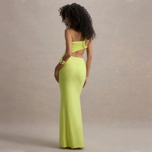 Détail de la coupe sexy dos nu et du tissu vert fluo de cette robe longue ajustée