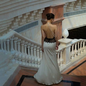 Robe longue dos nu élégante avec haut en dentelle noire et jupe en satin champagne