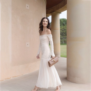 Détail de la robe en maille froncée avec jupe plissée et manches à trou de pouce