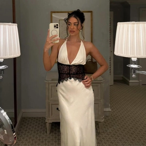 Détail de la robe licou en satin à col en V profond avec empiècement en dentelle