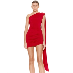 Detail eines roten One-Shoulder-Minikleides mit Raffung und einem langen, fließenden Band
