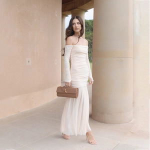 Robe longue en mesh blanc cassé avec bustier froncé et jupe longue plissée fluide