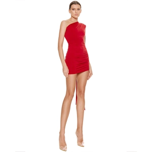 Detailansicht eines roten One-Shoulder-Minikleids mit eleganter Raffung und figurbetonter Form
