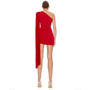Detail des roten One-Shoulder-Minikleids mit eleganten Drapierungen und Raffungen
