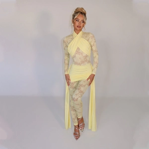 Body en dentelle jaune pâle pour femme avec licou et détails de franges longues