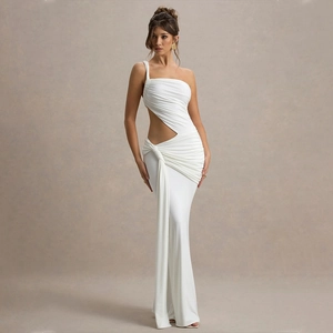 Détail d'une robe blanche asymétrique montrant la découpe à la taille et le drapé plissé