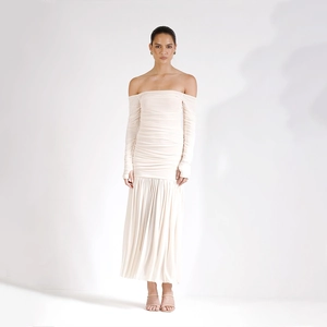 Détail de la robe en tulle crème à épaules dénudées avec texture plissée élégante
