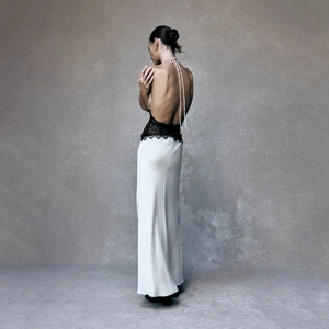 Robe licou élégante avec corsage en dentelle noire et jupe longue en satin blanc
