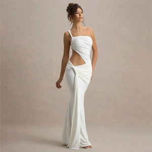 Détail de la découpe élégante à la taille et du tissu plissé sur cette robe longue blanche