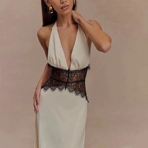Détail de la robe licou décolleté en V avec patchwork de dentelle noire au niveau de la taille