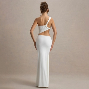 Détail du dos d'une robe longue blanche à une épaule avec découpes latérales et dos nu sexy