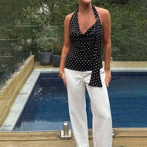 Top estivo all'americana a pois neri con scollo a V e schiena scoperta, vestibilità slim