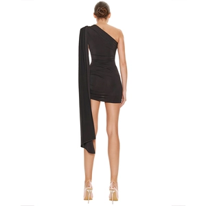 Rückansicht eines schwarzen One-Shoulder-Minikleids mit Raffung und langem drapiertem Stoff