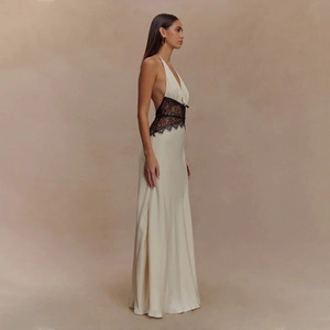 Détail de la robe longue dos nu en satin crème avec incrustation de dentelle noire