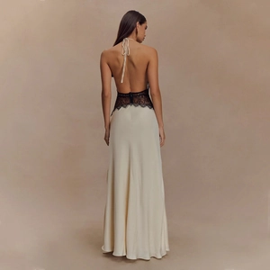 Vue de dos de la robe longue dos nu avec détails en dentelle noire à la taille