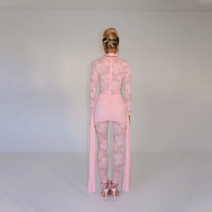 Vue détaillée du dos d'un combishort en dentelle florale rose avec manches longues