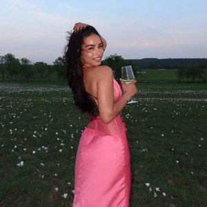Détail d'une robe longue en satin rose avec dentelle à la taille et dos nu élégant
